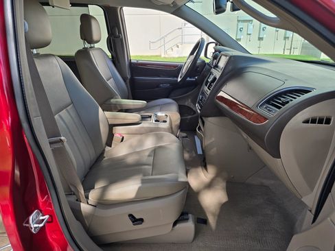 Used 2014 Chrysler Town & Country Touring-L w/ Driver Convenience Group FWD image 24
