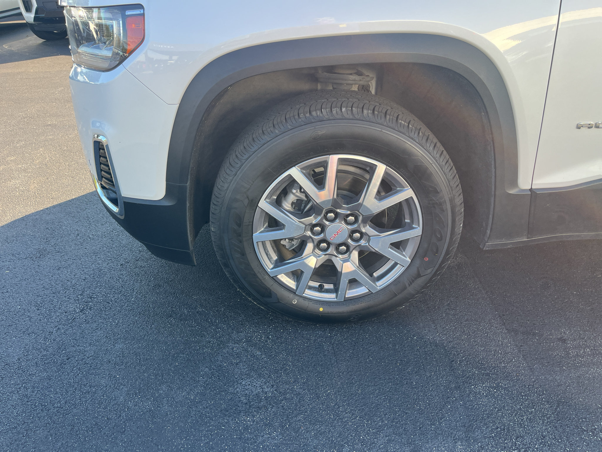 Used 2021 GMC Acadia SLT w/ LPO, Bright Accent Package FWD image 11