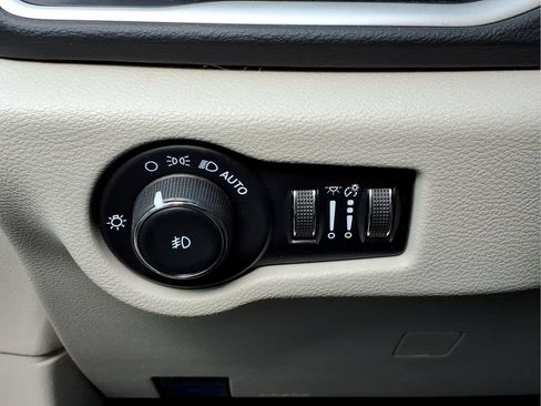 Used 2023 Chrysler Pacifica Touring-L FWD image 19