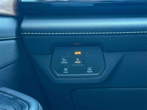 Used 2024 Volkswagen Atlas SE image 35