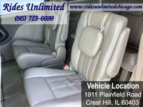 Used 2014 Chrysler Town & Country Touring FWD image 26