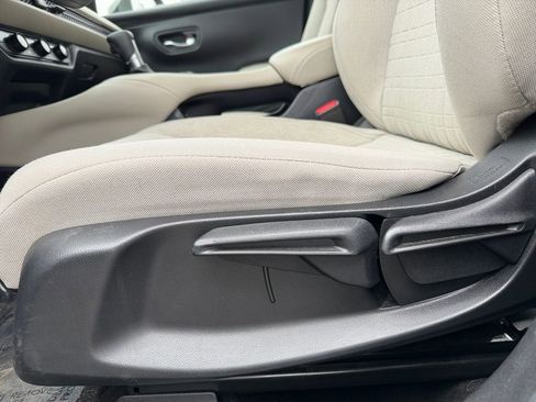 Used 2023 Honda HR-V LX image 17