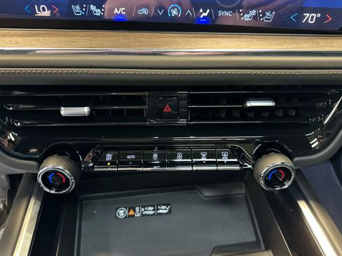 Used 2025 Chevrolet Suburban High Country image 33