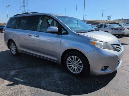 Used 2013 Toyota Sienna XLE FWD image 8