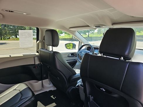 Used 2023 Chrysler Pacifica Touring-L FWD image 15