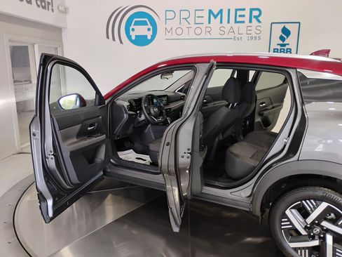 Used 2025 Nissan Kicks SV w/ SV Premium Package image 6