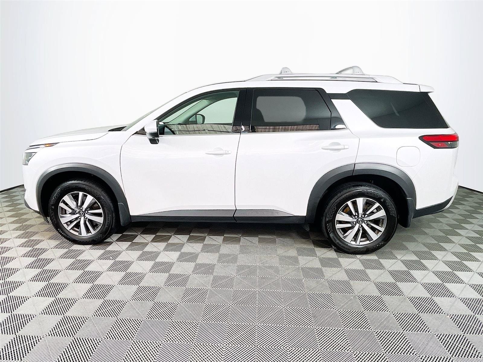 Used 2025 Nissan Pathfinder SL AWD/4WD image 4