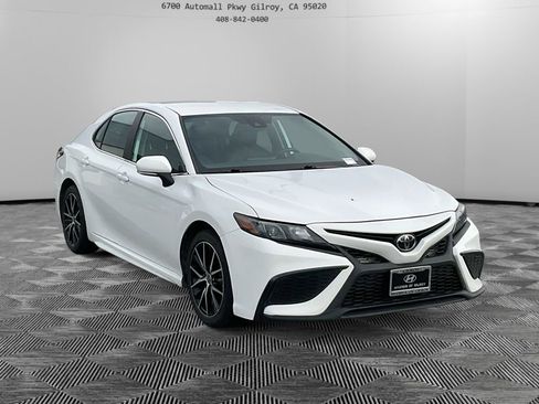 Used 2023 Toyota Camry SE image 3