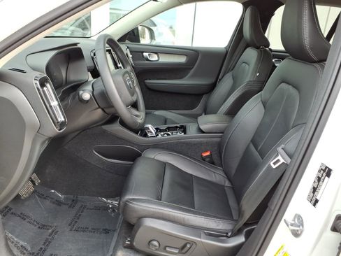 Certified 2023 Volvo XC40 B5 Plus w/ Climate Package image 7