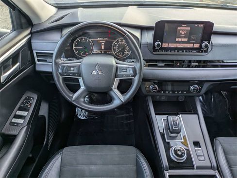 Used 2023 Mitsubishi Outlander SE image 18