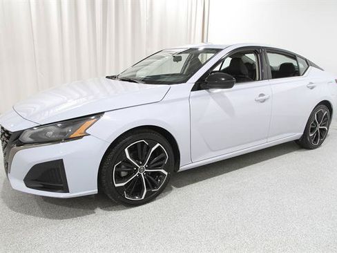 Used 2024 Nissan Altima 2.5 SR FWD image 3