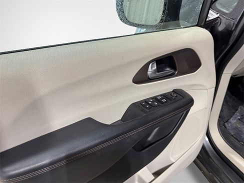 Used 2018 Chrysler Pacifica Touring Plus image 14