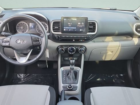 Used 2022 Hyundai Venue SEL FWD image 11