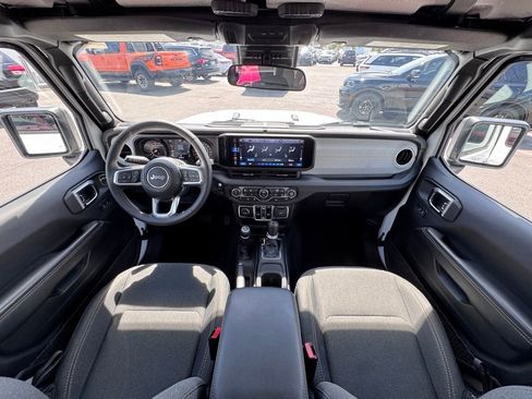 Used 2025 Jeep Wrangler Unlimited Sahara AWD/4WD image 24