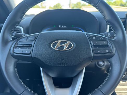 Used 2025 Hyundai Venue SEL image 27