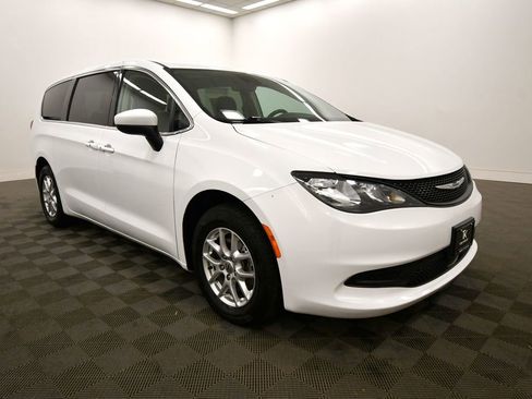 Used 2023 Chrysler Voyager LX image 10