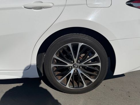 Used 2019 Toyota Camry SE w/ Carpet Mat Package FWD image 2