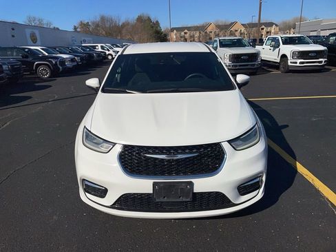Used 2023 Chrysler Pacifica Touring image 2