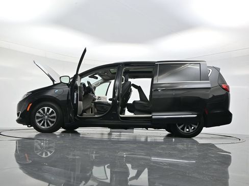Used 2020 Chrysler Pacifica Limited FWD image 57