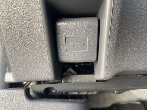 Used 2024 Toyota Sienna Limited FWD image 29