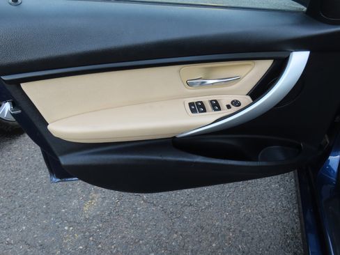 Used 2017 BMW 320i xDrive Sedan image 6