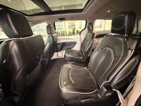 Used 2023 Chrysler Pacifica Limited image 21