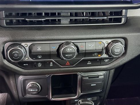 Used 2024 Jeep Gladiator Sport AWD/4WD image 17