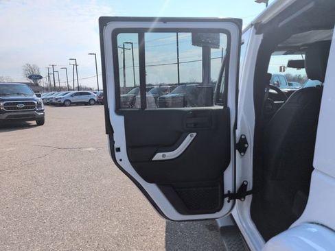 Used 2017 Jeep Wrangler Unlimited Sahara AWD/4WD image 16