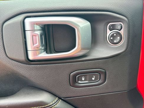 Used 2024 Jeep Wrangler Unlimited Sahara AWD/4WD image 18