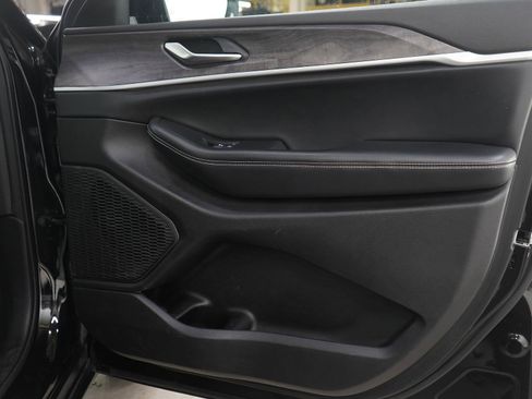 Used 2023 Jeep Grand Cherokee L Limited w/ Luxury Tech Group II image 9