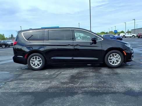Used 2025 Chrysler Pacifica Select FWD image 19