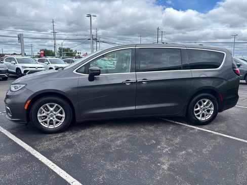 Used 2023 Chrysler Pacifica Touring-L FWD image 6