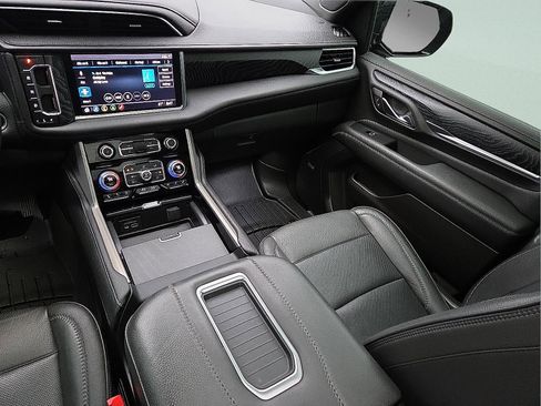 Used 2021 GMC Yukon XL Denali w/ Denali Premium Package image 13