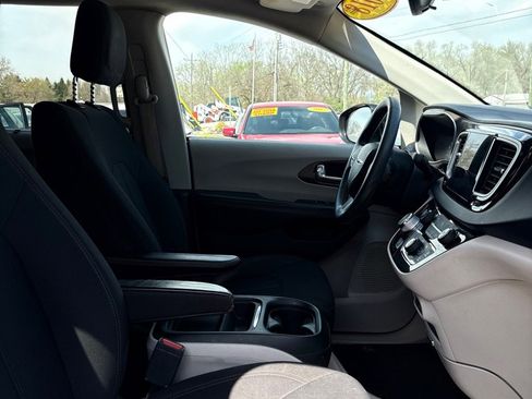 Used 2018 Chrysler Pacifica Touring Plus FWD image 15