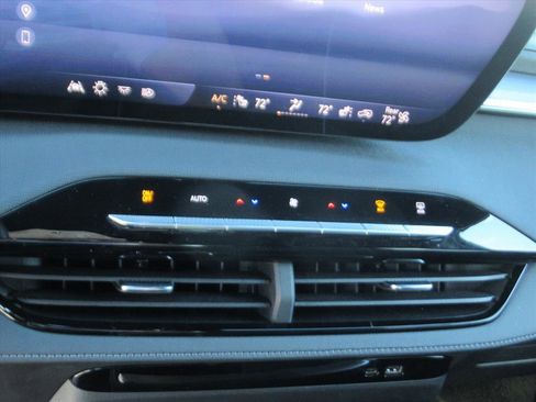 Used 2025 Buick Enclave Sport Touring image 24