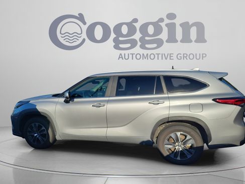Used 2023 Toyota Highlander XLE FWD image 3