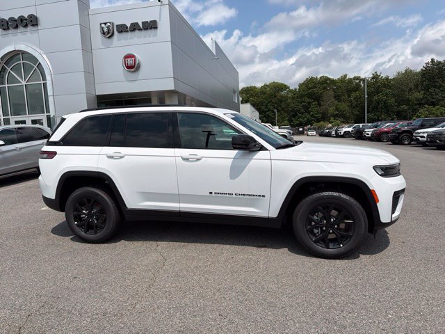 New 2026 Jeep Grand Cherokee Altitude AWD/4WD image 2
