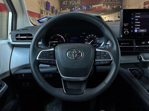 Used 2025 Toyota Sienna XLE FWD image 39
