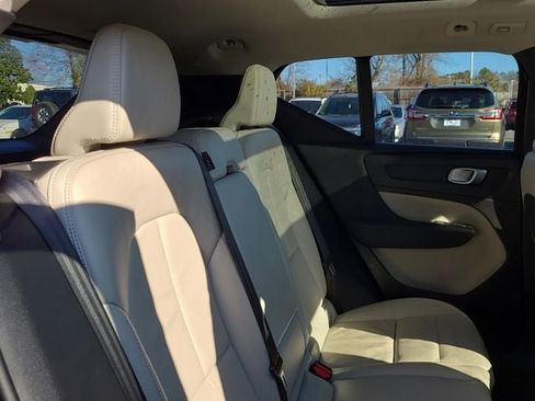 Used 2023 Volvo XC40 B5 Plus image 17