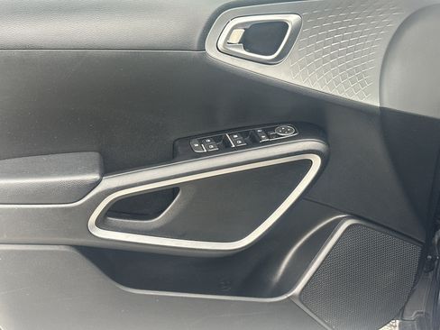 Used 2023 Kia Soul LX w/ LX Technology Package FWD image 10