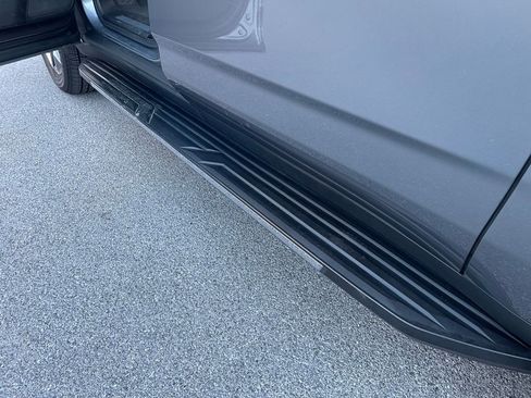 Used 2022 Chevrolet Suburban LT w/ LT Signature Package image 10