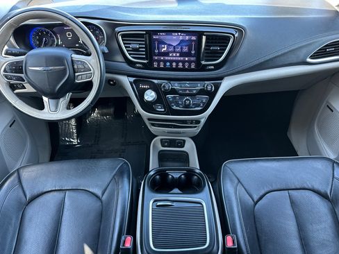 Used 2018 Chrysler Pacifica Limited image 13