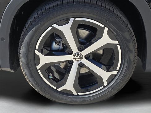 New 2026 Volkswagen Tiguan SE image 8