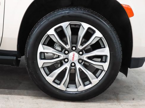 Used 2021 GMC Yukon Denali w/ Denali Premium Package image 11