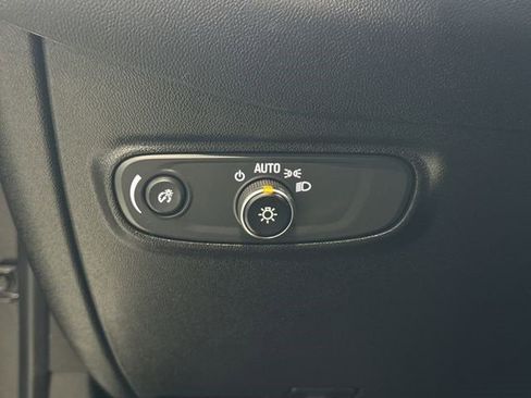 Used 2022 Chevrolet Equinox RS w/ Infotainment Package image 18