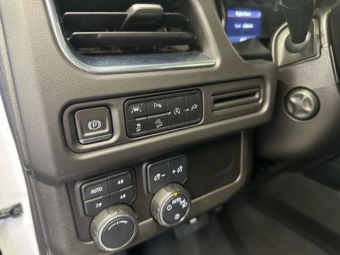 Used 2021 Chevrolet Suburban Z71 w/ Luxury Package AWD/4WD image 12