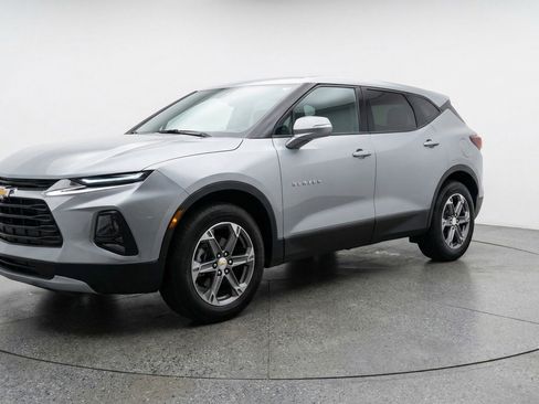 Used 2025 Chevrolet Blazer LT FWD image 3