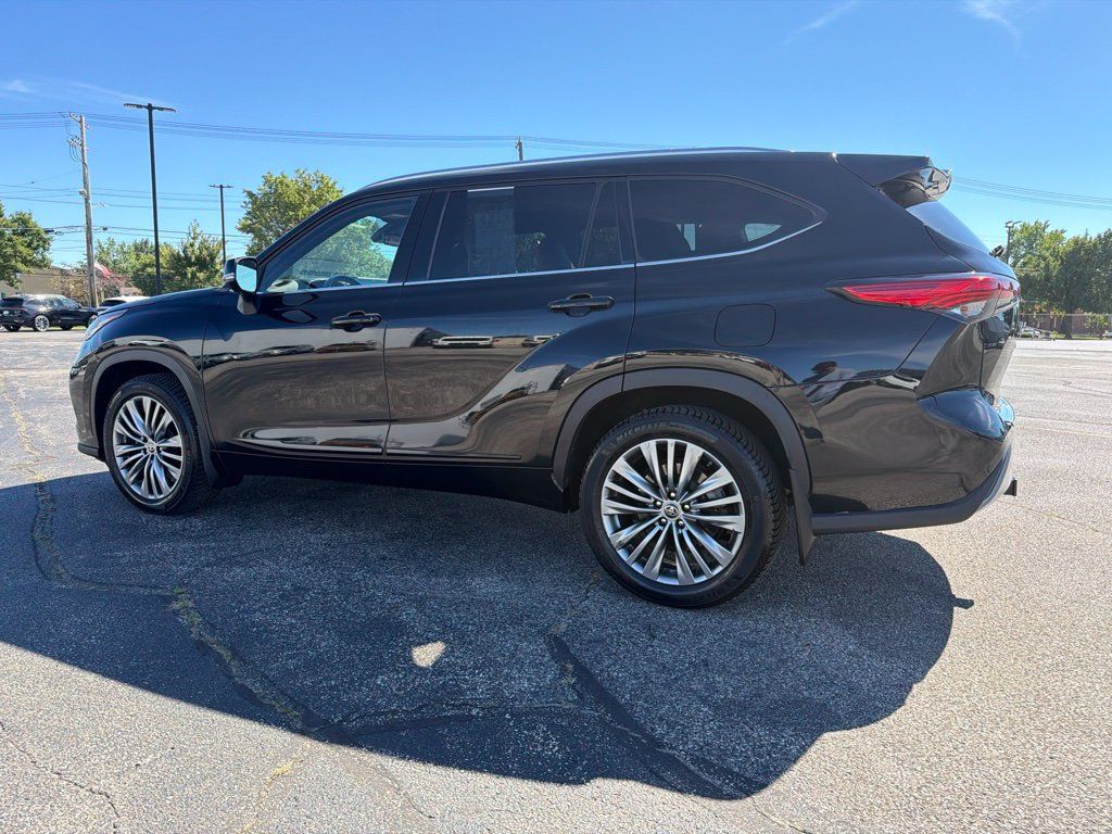 Used 2021 Toyota Highlander Platinum AWD/4WD image 9