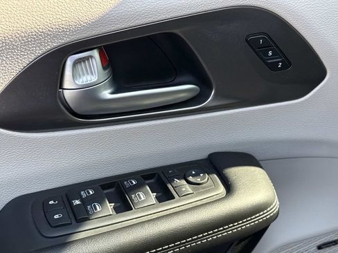 Used 2017 Chrysler Pacifica Limited FWD image 18