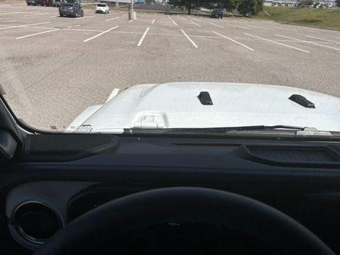 Used 2025 Jeep Wrangler Sahara image 33